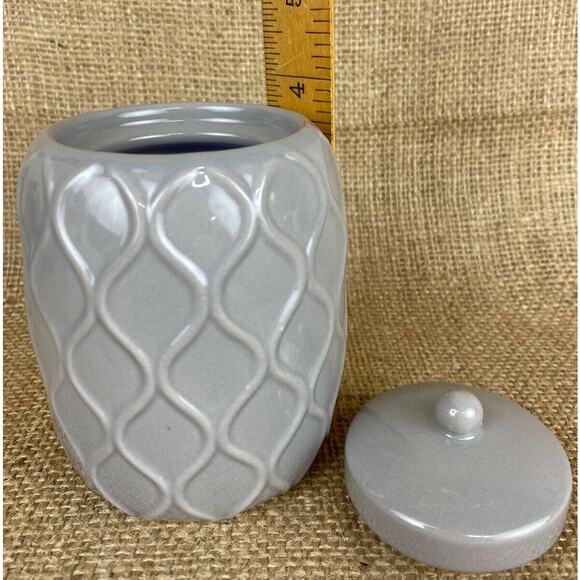 Yankee Candle Lilac Blossoms Candle in Ceramic Jar Trellis Design 8 oz. - Picture 4 of 6